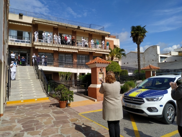 La Corporación y la Policía Local rinden homenaje a la residencia de ancianos de Cáritas