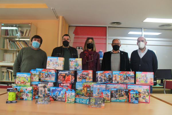 Ayuntamiento de Burriana y la Asociación Española de coleccionistas de Playmobil 'Aesclick' entregan al CEE Hortolans juegos de Playmobil