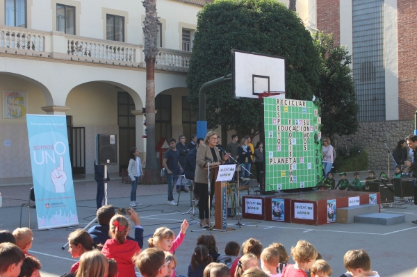 La alcaldesa participa en los actos de la semana de educación en los Salesianos
