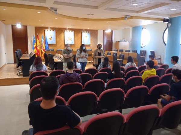 Jóvenes del programa JOO visitan el Ayuntamiento de Burriana
