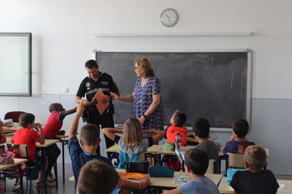 Safont entrega  los diplomas de educación vial a los niños y las niñas de l'Escola d'Estiu