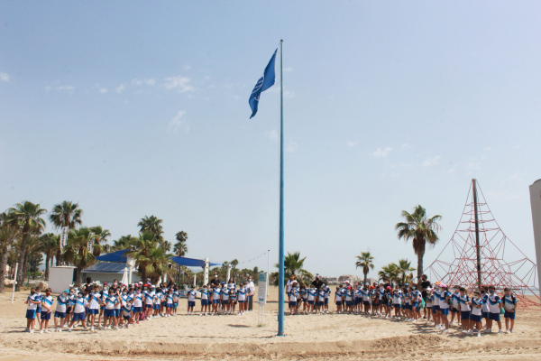 Izadas las banderas que certifican la calidad de las playas de Burriana