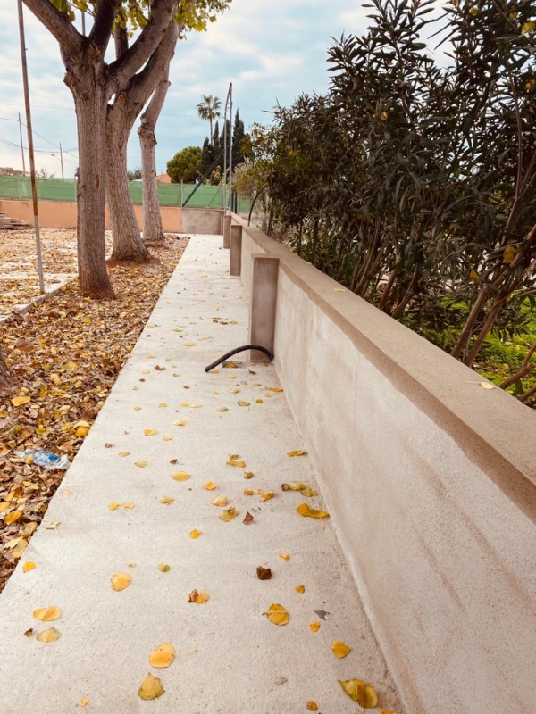 El Ayuntamiento reconstruye el muro del patio de las antiguas escuelas de santa Bárbara