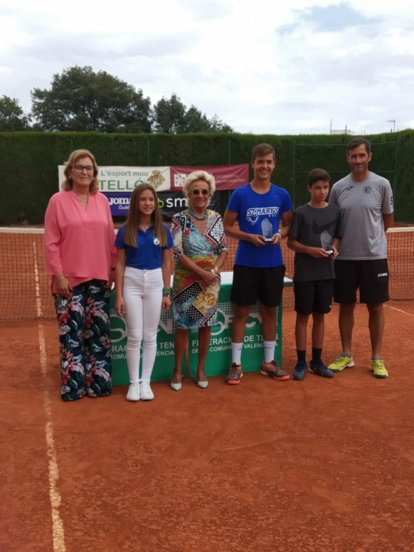 Safont entrega trofeos de tenis del circuito provincial