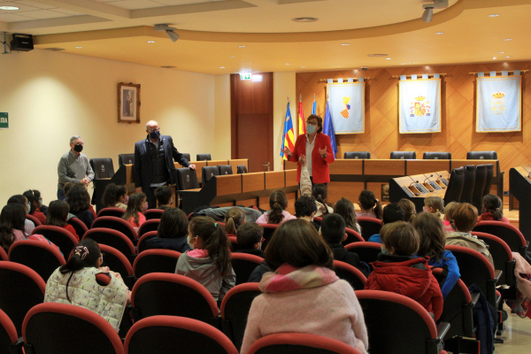 La alcaldesa recibe a alumnos de primaria del colegio Penyagolosa 